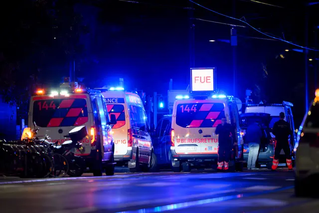 Auch die Wiener Berufsrettung war mit zahlreichen Einsatzkräften vor Ort. | Foto: MAX SLOVENCIK / APA / picturedesk.com