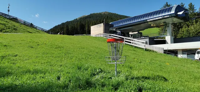 Der Discgolf-Parcours am Glungezer bietet Herausforderung und Bergpanorama zugleich. | Foto: Sören Larsen