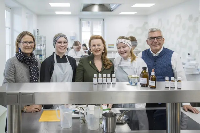  Im Bild v.l.: Abteilungsvorstehung Margareta Zechner von der LFS Kleßheim, Laura Bartik (Schülerin), Präsidentin der Apothekerkammer Salzburg, Margarete Olesko, Anna Rausch (Schülerin) und Landesrat Josef Schwaiger; Wals-Siezenheim | Foto: Land Salzburg/Neumayr/Leopold