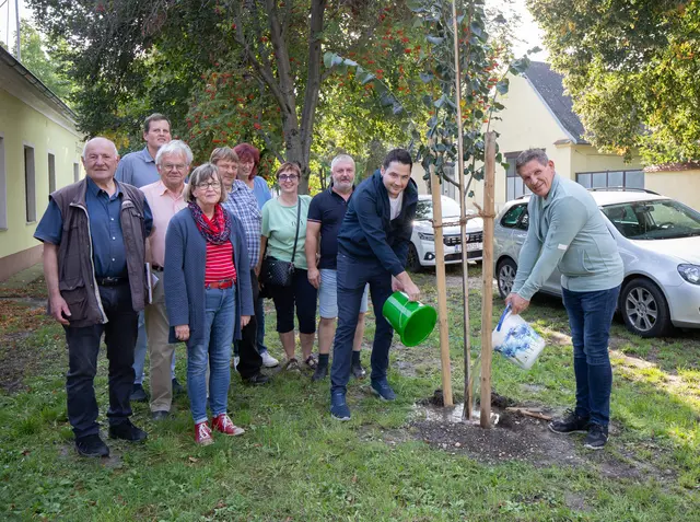 Karin Kadlec, Brigitte Zell, Lukas Bock und Gerhard Schindler) und Gäste (Wolfgang Zell, Graf Reinhard) | Foto: EUSEUM Niederabsdorf