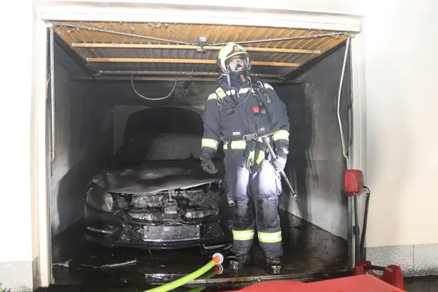 Der abgestellte Pkw brannte völlig aus. | Foto: FF WRN
