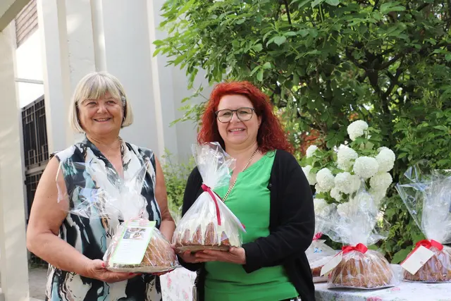 Ursula Rauch und Sandra Goldberg bieten hausgemachte Gugelhupfe an und finanzieren damit Kinderprojekte.  | Foto: Edith Ertl