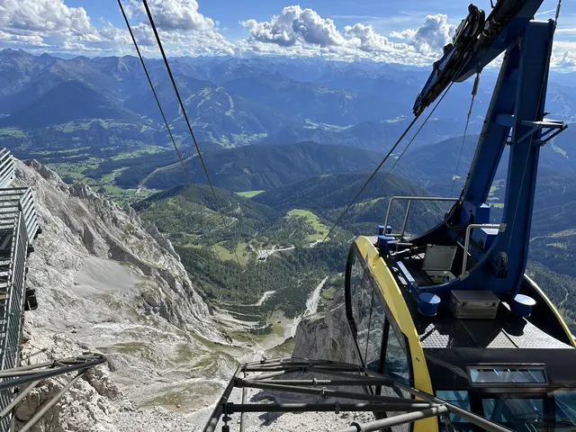 Direkt neben dem Gondel-Ausstieg auf exakt 2.700 Meter Höhe befindet sich der Dachstein-Shop. | Foto: MeinBezirk/Christoph Schneeberger