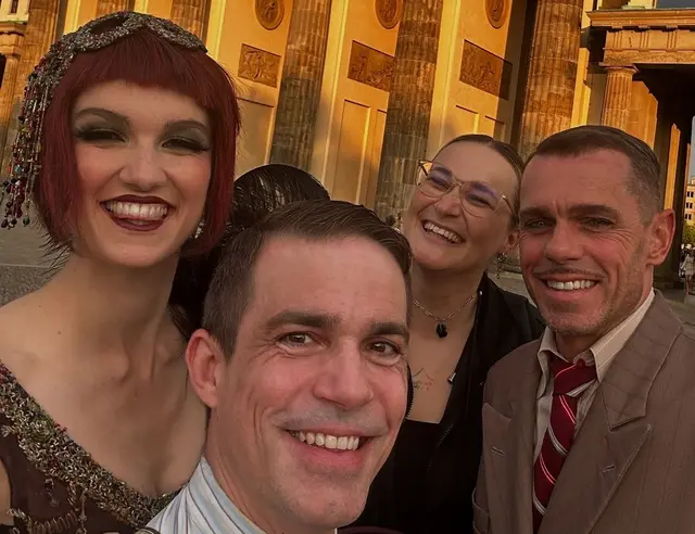 Alex Donesch mit „Cabaret“-Ensemblemitgliedern vor dem Brandenburger Tor in Berlin.
 | Foto: Privat