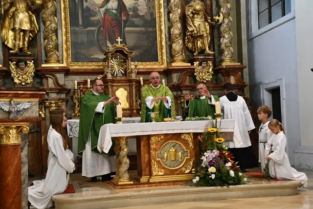 Gemeinsam mit Bischof Ägidius Zsifkovics zelebrierte David Grandits die Festmesse. | Foto: Gemeinde Rechnitz