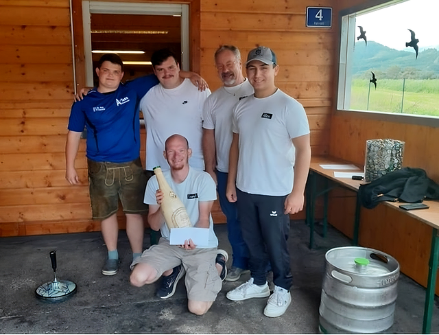 Die Gewinner nahmen den von Gerald Heiland gestalteten Wanderpokal und 160 Euro in Empfang. | Foto: EV St. Peter-Freienstein