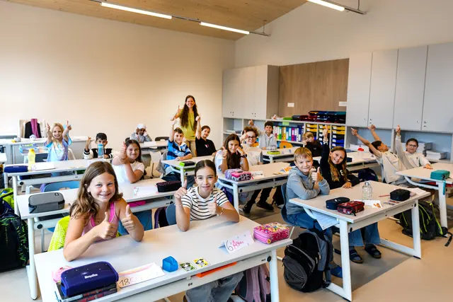 Die neue „Lernwabe“ zum Lernen, Lesen oder Entspannen ist bei den Schülerinnen und Schülern besonders beliebt. | Foto: Stadtarchiv Traun
