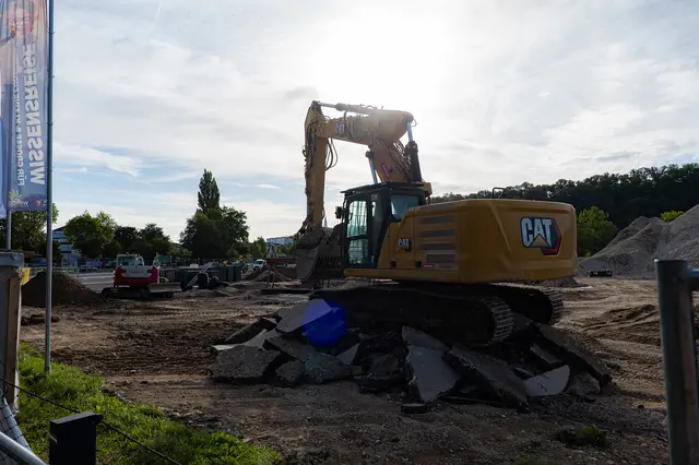Im Welser Messegelände fällt eine Halle nach der anderen und ebnet die Fläche für die Arbeiten am neuen Volksgarten.