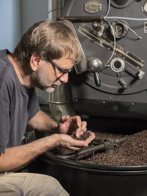 Experte Peter Zechmeister weiß genau, wie man Bohnen richtig röstet. | Foto: dunkelhell