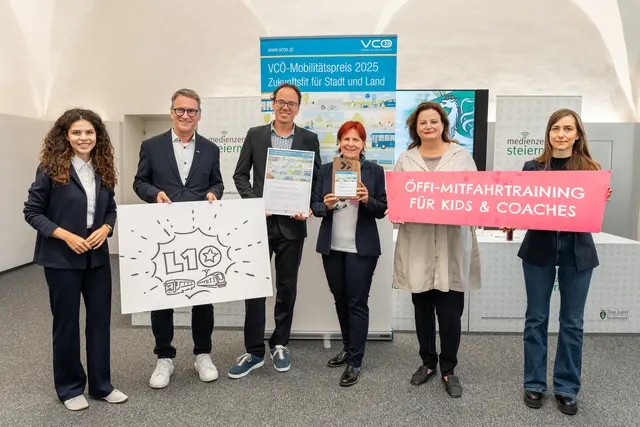 Das Projekt "L10-Öffi-Mitfahrtraining für Kids &amp; Coaches" holte sich den Mobilitätspreis. V.l.: VCÖ-Expertin Katharina Jaschinsky, Herwig Riegler (ÖBB-Infrastruktur AG), Michael Krobath (UBZ), Cosima Pilz (UBZ), Landesrätin Claudia Holzer, Alice Saiko (Verkehrsverbund Steiermark) | Foto:  Land Steiermark / Binder