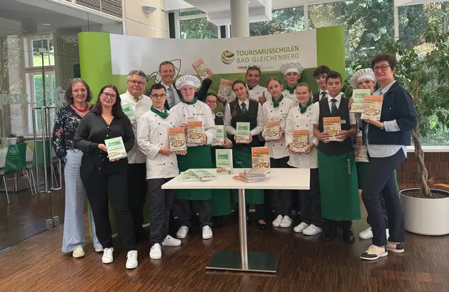 Absolventin Lara Madita Puntigam mit Direktor Alfred Tieber, den Kochlehrern Franz Labmayer
und Christian Klapsch und einigen Schülerinnen und Schüler der Klasse HL1. | Foto: PSBG