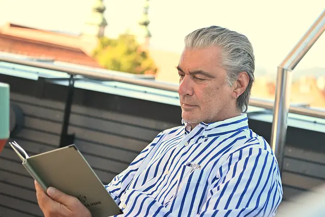 Gunther Egger schmöckert in der kleinen, aber feinen Speisekarte von George &amp; Marie. | Foto: Josef Bodner