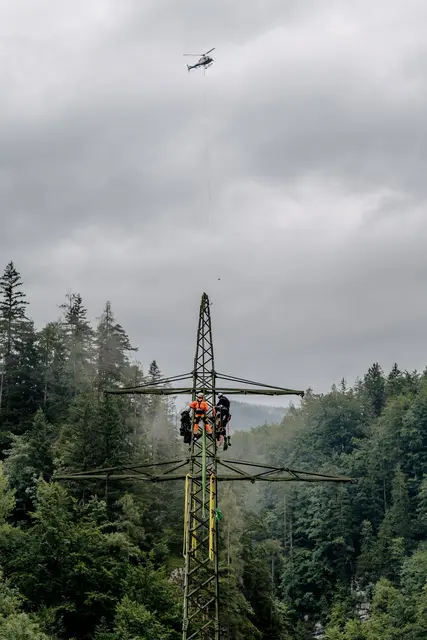 Die ersten drei Masten der rund 1,5 Kilometer langen Leitung konnte man noch maschinell erreichen. Für die verbleibenden vier mussten die ausführenden Kräfte Wanderschuhe anziehen.  | Foto: GLS Bau und Montage/Franziska Hackl