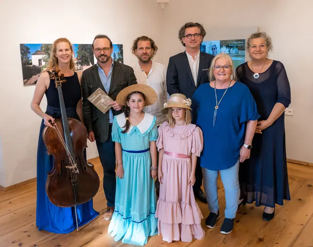 Harriet Krijgh (Violoncello), Michael Linsbauer (künstlerischer Leiter Serenadenkonzerte), Julian Prégardien (Tenor), Daniel Heide (Pianist), Edith Mandl (Schlossmanagerin), Beate Jilch (Bürgermeisterin Marktgemeinde Atzenbrugg) mit den „Schubert-Mädchen“ | Foto: Schubert-Serenade/Richard Marschik