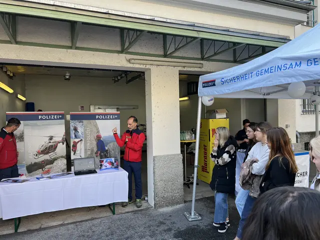 Reges Interesse am Stand der Alpinpolzei im Bezirk - hier wurden konkret Schiunfälle und die dadurch nötigen amtlichen Verfahren und Prozesse erklärt und diskutiert. | Foto: hlwspittal, Mediagruppe