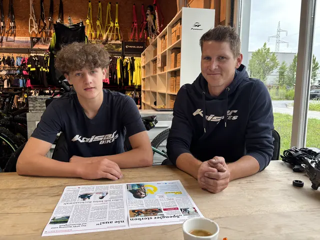 Lehrling Florian Auer beim Interview mit Shopleiter Florian Winterleitner. | Foto: Gru
