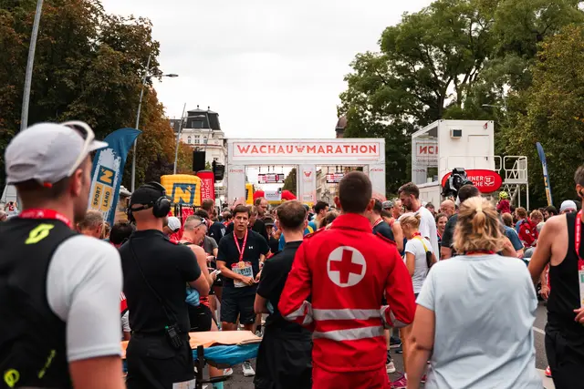 Sanitäter im Zieleinlauf | Foto: RKNÖ/Christopher Ptacek 
