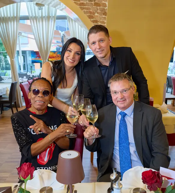 Simon und Margarita Nushi, Bürgermeister Wolfgang Kocevar und Greg Bannis. | Foto: Alexander Tuma/Starpix