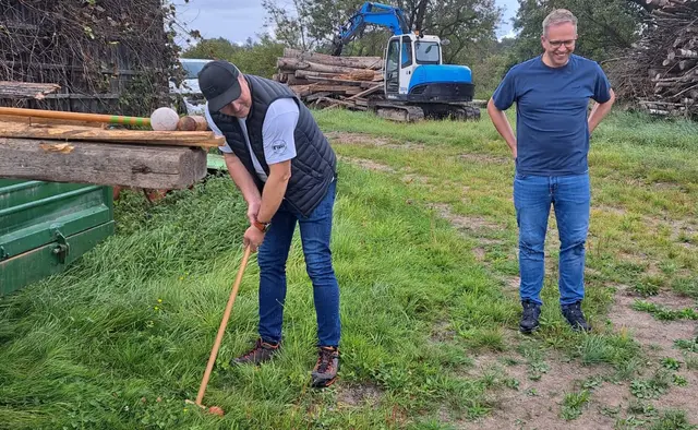 Fleischermeister Karl Heinz Fürst in der Aktiven- und Bürgermeister Fritz Robeischl in der Zuschauerrolle. | Foto: Schartmüller