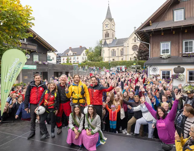 Rund 400 Fans waren bei der 13. Ausgabe der "Bergretter Fanwanderung" in Ramsau am Dachstein dabei. | Foto: Martin Huber