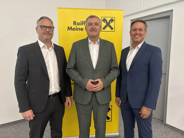 Die Veranstalter des Netzwerktreffens in der Raiffeisenbank Mürzzuschlag: die Geschäftsleiter Gerald Baierling-Reisenauer und Alfred Schafferhofer mit Bürgermeister Karl Rudischer (Bildmitte). | Foto: Hackl