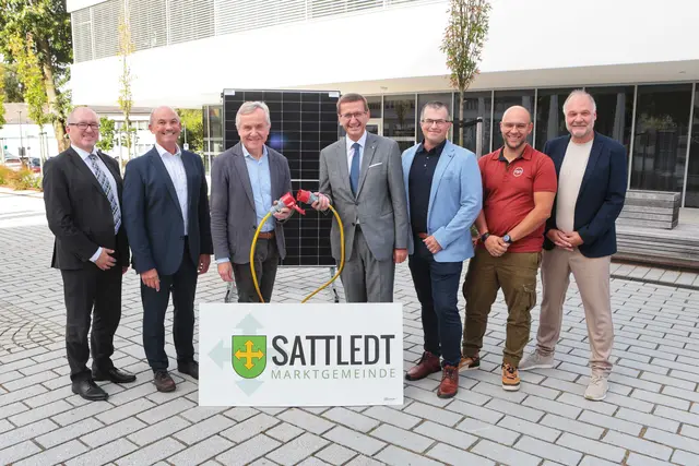 Andreas Kettenhuber von der Kommunalkredit Austria, Kurt Leeb von der eww Anlagentechnik, Bürgermeister Gerhard Huber, Wirtschaftslandesrat Markus Achleitner, Vizebürgermeister Gerald Lindinger, Kevin Leonhartsberger von der Metaplan Energietechnik, und Hannes Priker vom Kommunalvertrieb Pirker.

  | Foto: Gemeinde Sattledt