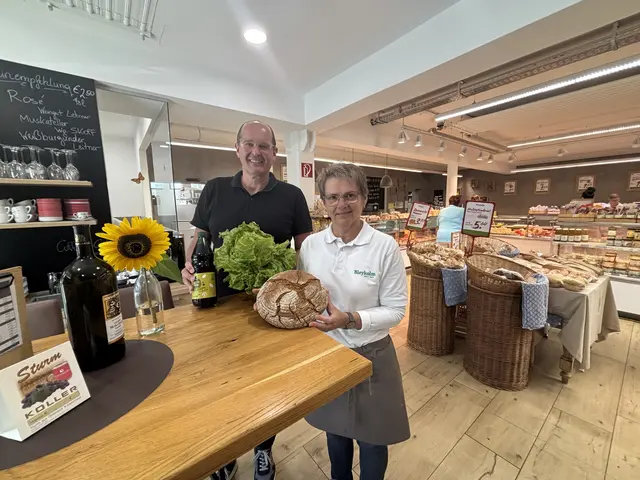 Ronald Bleykolm mit Mitarbeiterin Maria Hutter, die seit 43 Jahren im Betrieb mitwirkt.  | Foto: MeinBezirk 