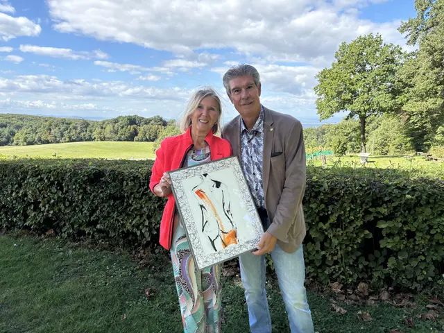 Künstlerin Silvia Ehrenreich übergibt Franz Müllner ihre Bildspende. | Foto: Victoria Edlinger