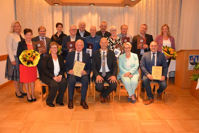 Ausgeschiedene Mandatare, Mitarbeiter und Ortsvorsteher wurden bei der Festsitzung in Raabs geehrt. | Foto: Stadtgemeinde Raabs