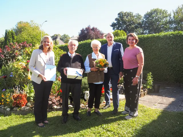 Bezirkshauptmann-Stv. Renate Giller-Schilk, Bürgermeister Gerald Höchtel und GR Franziska Zahornicky gratulierten Walter und Zita Kastl (2. &amp; 3.v.li.). herzlich.



 | Foto: Marktgemeinde Sieghartskirchen