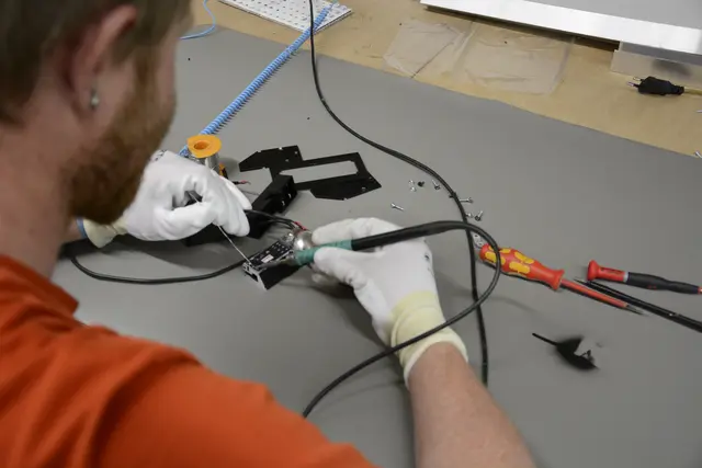 Auch Elektrotechniker werden bei 2F gesucht. | Foto: 2F
