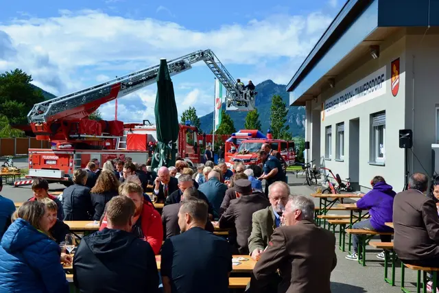 Zahlreiche Ehrengäste, Mitglieder und Besucherinnen und Besucher bei der offiziellen Einweihung des neuen Rüsthauses. | Foto: FF Traboch-Timmersdorf