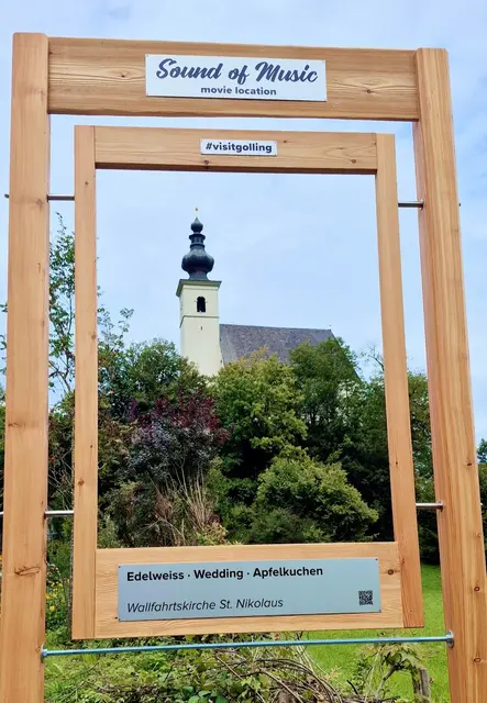 Ein Fotopoint wurde eingerichtet: eine Art hölzerner Bilderrahmen, der auf die Wallfahrtskirche St. Nikolaus als Drehort hinweist. | Foto: TVB Golling/Sebastian Waß