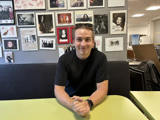 Max Urbach ist 22 Jahre alt und hat im September seine Lehre im Theater Akzent begonnen. Das Arbeiten rund um die Bühne sei ihm in die Wiege gelegt worden, findet der Landstraßer. | Foto: Nathanael Peterlini/MeinBezirk