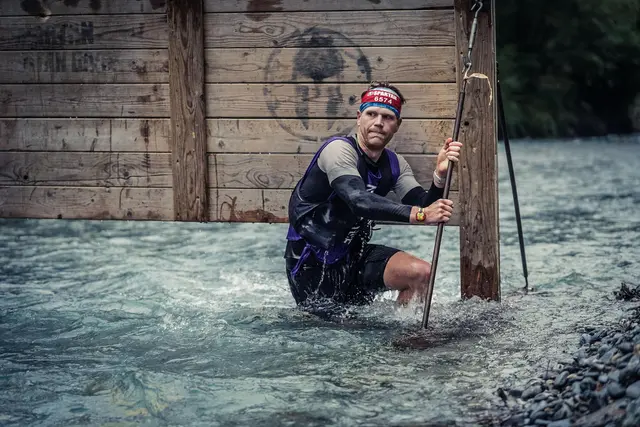 In fünf Grad kaltem Wasser ging es für eine Weile flussaufwärts. | Foto: Sportograf