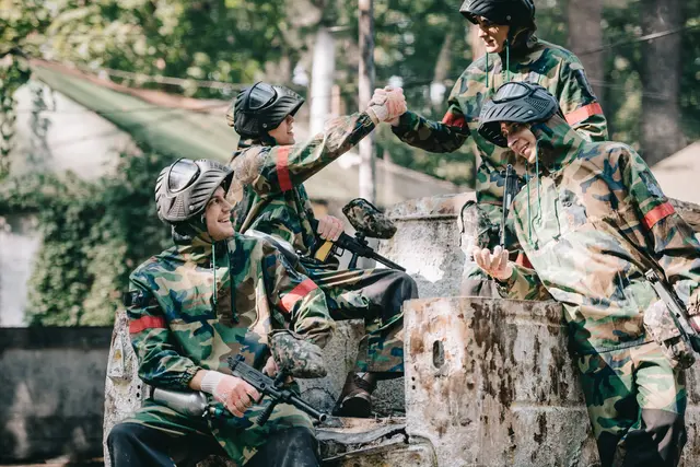 Taktik und Geschick, aber auch Teamplay sind beim Paintball gefragt. | Foto: Smarterpix/ArturVerkhovetskiy