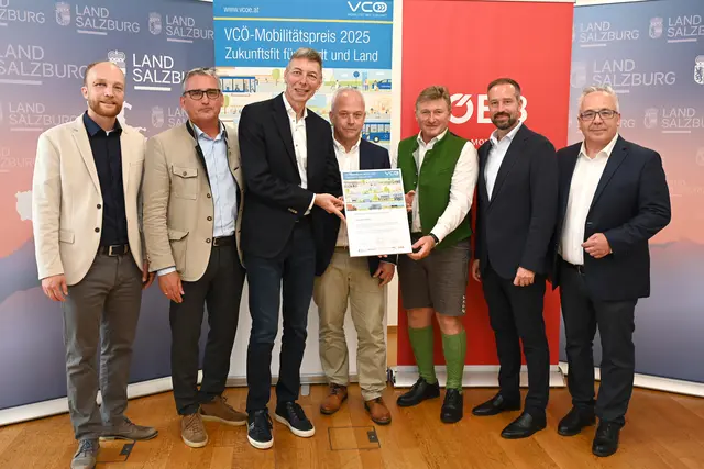 VCÖ-Experte Michael Schwendinger (v.l.), Hans-Jörg Haslauer (Bürgermeister Oberalm), Christian Steiner (Geschäftsführer Regionalverband Tennengau), Wolfgang Auer (Bürgermeister Adnet), Martin Wallmann (Bürgermeister Krispl), Landeshauptfrau-Stellvertreter Stefan Schnöll und Gernot Hubner (Regionalmanager ÖBB-Personenverkehr AG). | Foto: Land Salzburg/Neumayr/Laux