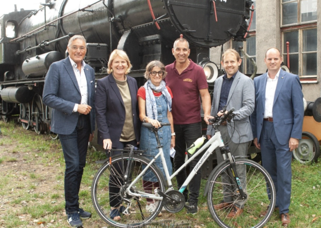 Nach der Begrüßung durch Bürgermeister Ludwig Deltl (SPÖ) stellte Museumsleiter Rupert Gansterer die Möglichkeit einer Museumsbahn am Schweinbarther Kreuz in Aussicht.  | Foto: ARGE Dampfross und Drahtesel
