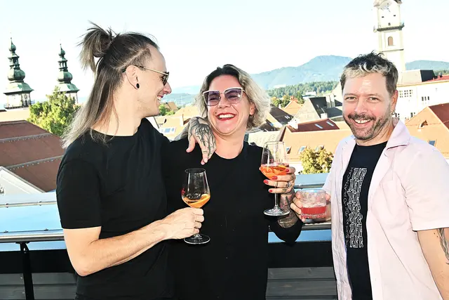 Reinhold, Kimi und Daniel auf der Terrasse der Sky-Bar "Marie" von Hubert Wallner, sichtlich erstaunt über den Panorama-Blick auf die Klagenfurter Skyline. | Foto: Josef Bodner