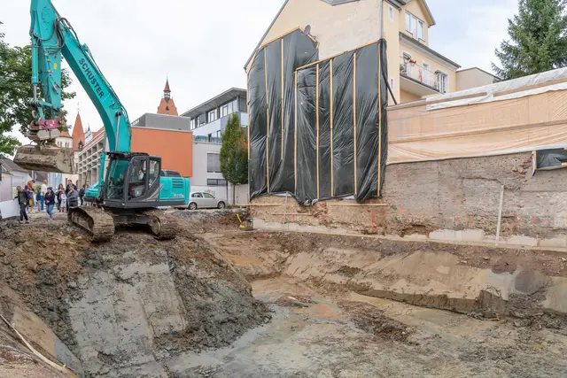 Auf dem Grundstück am Ende der Bürgergasse bzw. hinter der Steiermärkischen Sparkasse entsteht ein modernes Bürogebäude. | Foto: Facebook Stadtgemeinde Feldbach