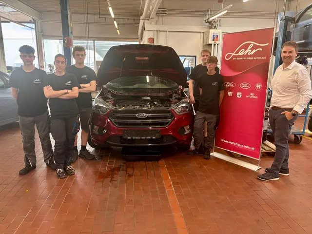 In der Werkstatt lernen die Lehrlinge das Reparieren von Autos.