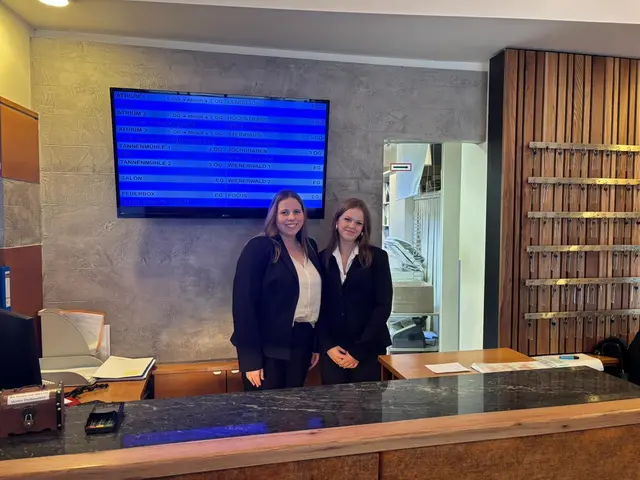 Selina Schletz und Marie Kriser haben viel Spaß an ihrer Arbeit im Lengbachhof | Foto: Bernd Dorner