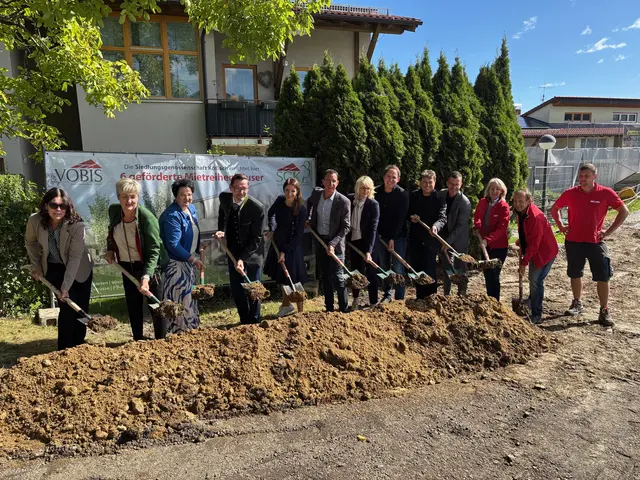 Eine Schaufel Erde anlässlich des Spatenstichs der Reihenhaussiedlung in Edelschrott | Foto: Almer