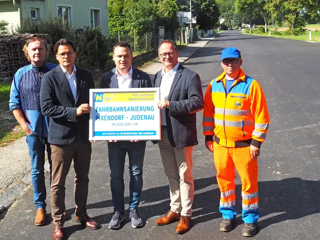 Horst Kronawetter (Leiter der Strm. Atzenbrugg), Bürgermeister Bernhard Heinl (Marktgemeinde Michelhausen), LA Andreas Bors (i.V. von LH-Stellvertreter Udo Landbauer), Bürgermeister Georg Hagl (Marktgemeinde Judendorf-Baumgarten), Christian Damisch (Strm. Atzenbrugg). | Foto: Land NÖ