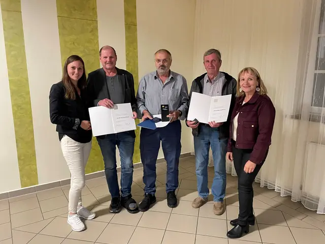 Viktoria Hutter (l.) und Anette Töpfl überreichten die Ehrungen an Gerhard Süss, Josef Traxler und Alfred Weichselbraun | Foto: VP Vitis