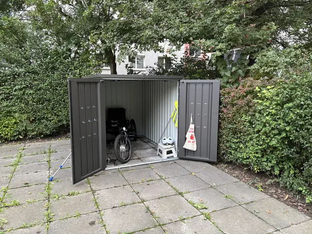 Auf einer gepflasterten Fläche im Innenhof durfte Christoph einen kleinen Container aufstellen – auf eigene Kosten.  | Foto: Luise Schmid/MeinBezirk