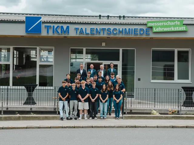 Die Lehrlinge mit dem TKM-Management vor der Lehrwerkstatt. | Foto: FALKEmedia GmbH