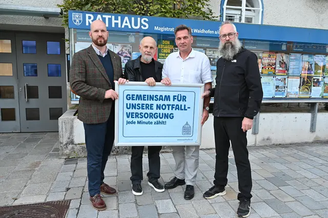 SPÖ-Vizebürgermeister Armin Bahr, Alfred Lichtenschopf (Herzalarm), VP-Bürgermeister Werner Krammer und FUFU-Stadtrat Martin Dowalil.  | Foto: Stadt Waidhofen