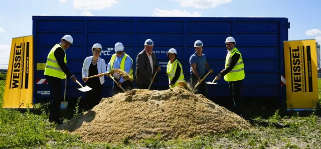 CEO Mag. Björn Mittendorfer, MSc. Ramona Posel, DI Martin Großauer, Bürgeremister Ernst Wendl, Mag. Sabine Kitz-Augenhammer, Bauamtsleiter Ing. Philipp Pillinger, DI Florian Scheibe | Foto: Marktgemeinde Himberg