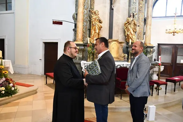 Bürgermeister Martin Kramelhofer und Vizebürgermeister Daniel Karacsonyi überbrachten ein kleines Willkommensgeschenk. | Foto: Gemeinde Rechnitz